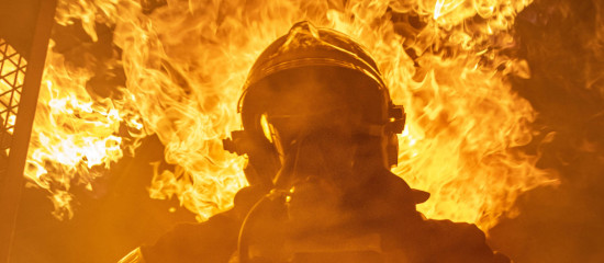 fireman-standing-near-fire-on-building-3448641.jpg